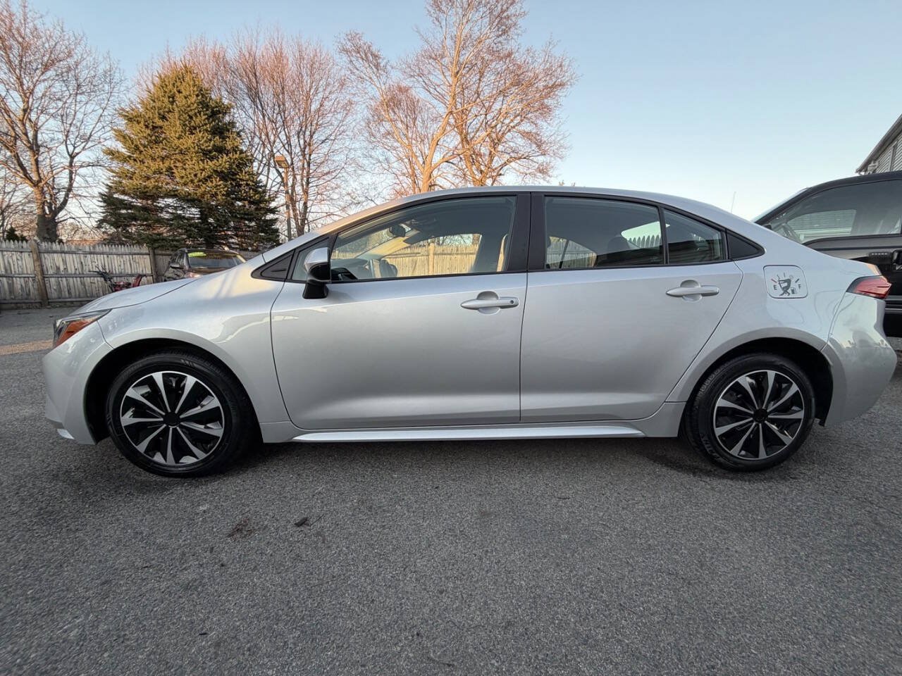 Used 2021 Toyota Corolla LE FWD image 4