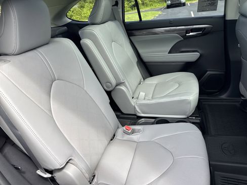 New 2025 Toyota Highlander AWD image 31