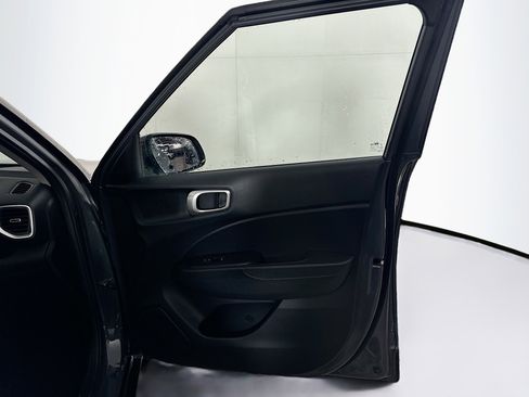 Used 2025 Hyundai Venue SEL image 30