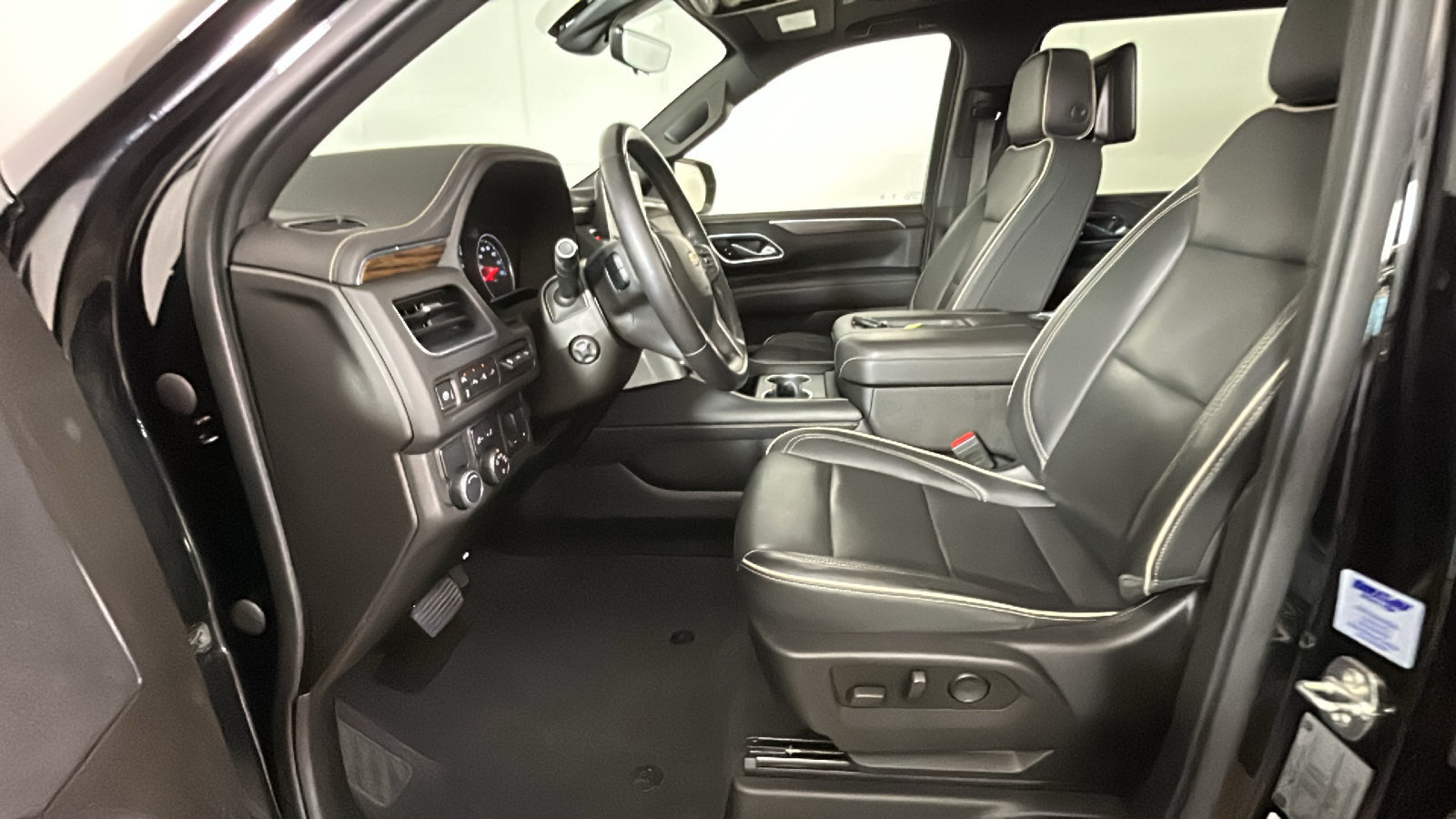 Used 2021 Chevrolet Suburban Premier w/ Premium Package RWD image 13