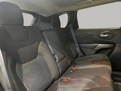 Used 2021 Jeep Cherokee Latitude w/ Mopar Interior Package AWD/4WD image 21