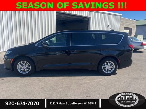 Used 2025 Chrysler Pacifica Select image 2