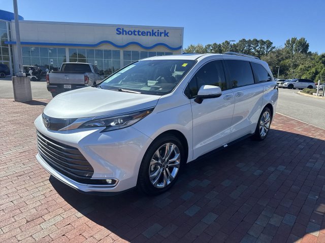 Used 2023 Toyota Sienna Platinum FWD image 1