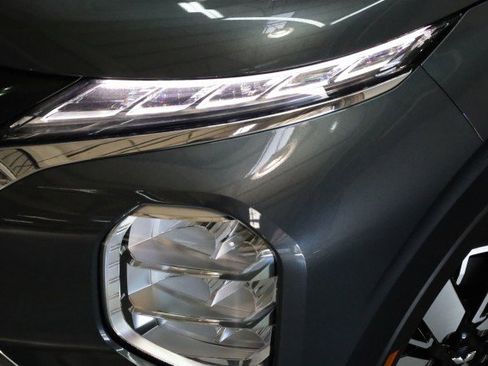 New 2025 Mitsubishi Outlander SE image 2