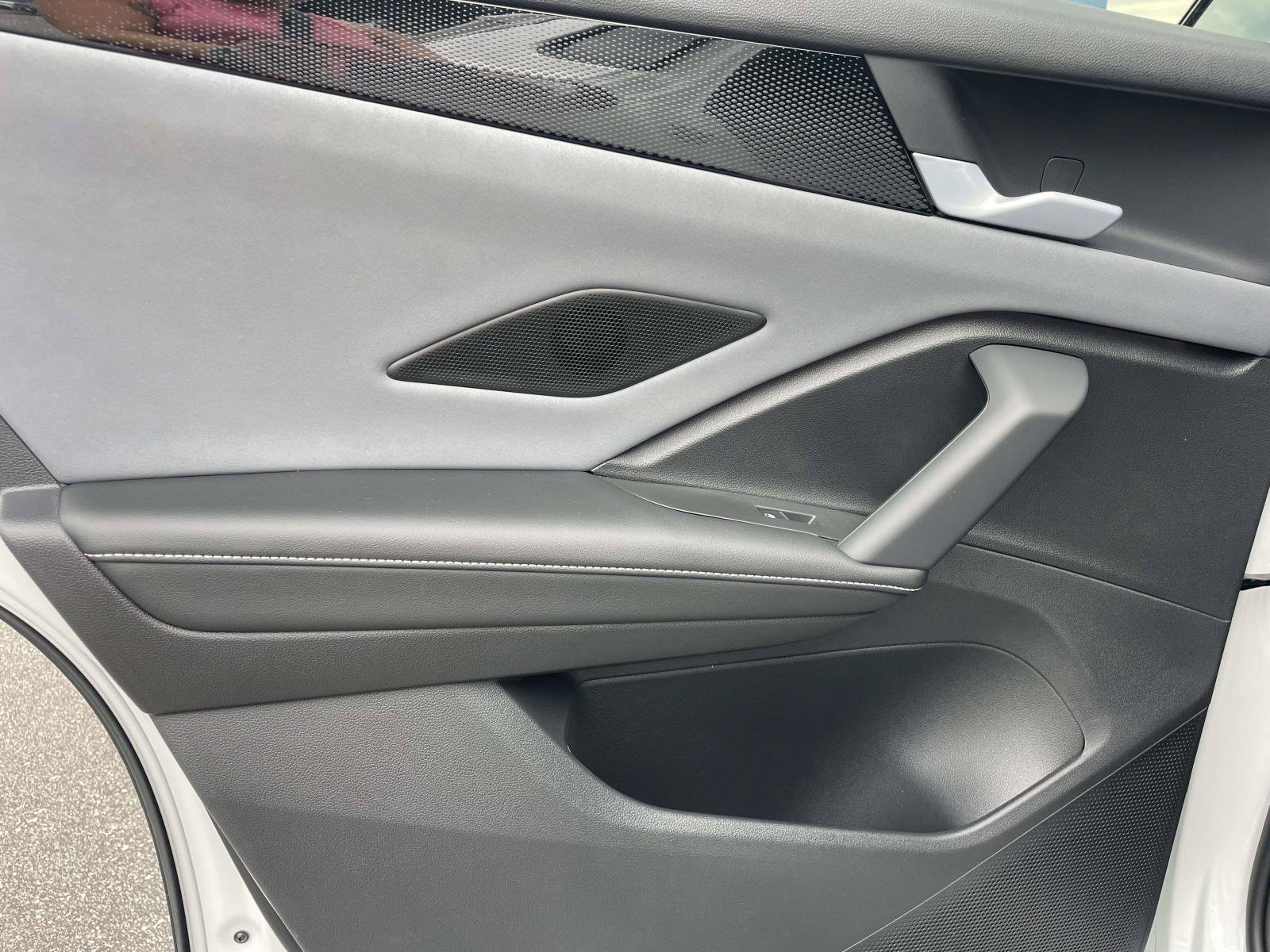 New 2026 Volkswagen Tiguan SE R-Line FWD image 12