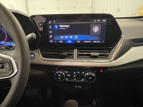 Used 2025 Chevrolet Trax LT w/ LT Convenience Package FWD image 30