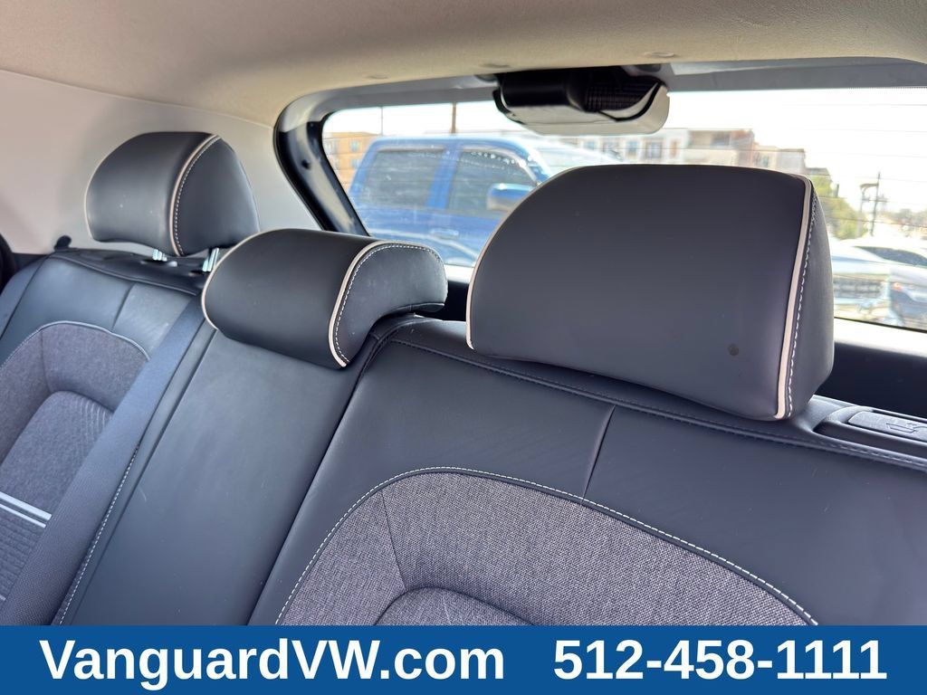 Used 2022 Hyundai Venue Limited FWD image 28