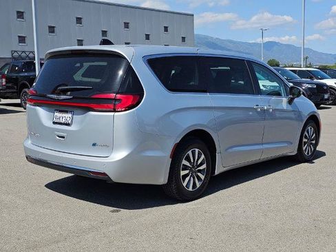 Used 2023 Chrysler Pacifica Touring-L FWD image 6