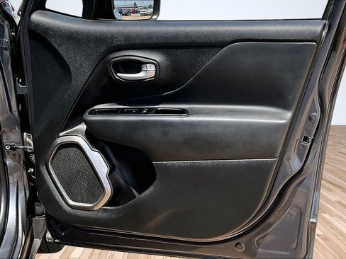 Used 2023 Jeep Renegade Latitude AWD/4WD image 16