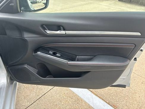 Used 2023 Nissan Altima 2.5 SR w/ SR Premium Package FWD image 10