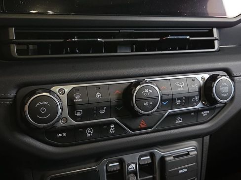 Used 2025 Jeep Gladiator Sport AWD/4WD image 21