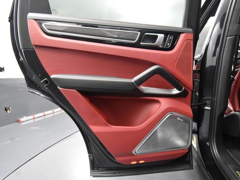 Used 2022 Porsche Cayenne Turbo S w/ Assistance Package image 40