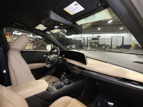 Certified 2025 Cadillac XT4 Premium Luxury image 27