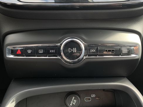 Used 2025 Volvo XC40 B5 Plus image 29