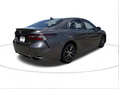 Used 2024 Toyota Camry SE FWD image 3