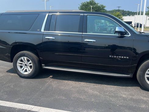 Used 2018 Chevrolet Suburban LT AWD/4WD image 4
