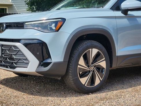 New 2025 Volkswagen Taos SE image 9