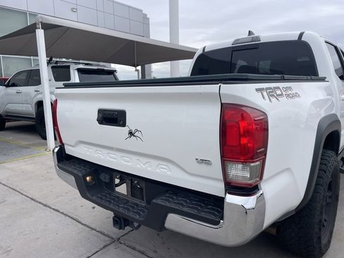 Used 2017 Toyota Tacoma TRD Off-Road image 4