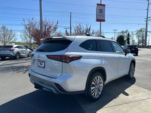 New 2026 Toyota Highlander Platinum AWD/4WD image 5
