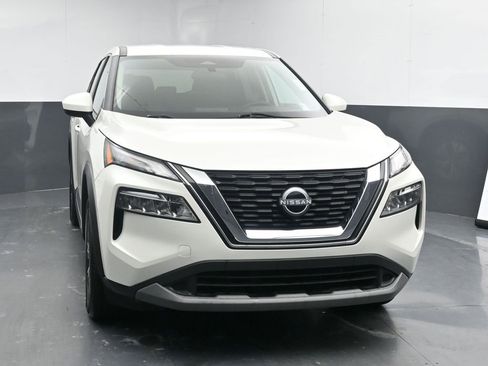 Used 2023 Nissan Rogue SV image 3