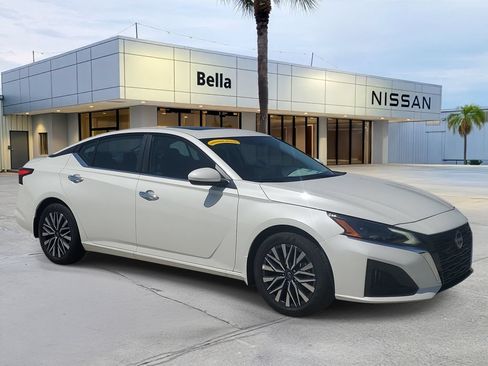 Used 2025 Nissan Altima 2.5 SV w/ SV Premium Package FWD image 8