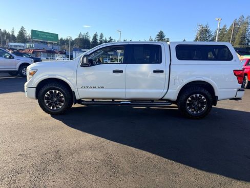 Used 2018 Nissan Titan SL image 2