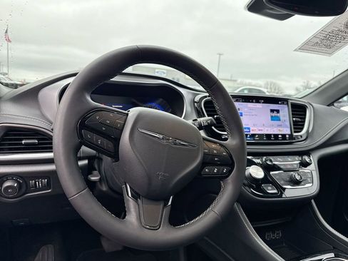 Used 2025 Chrysler Pacifica Limited FWD image 11