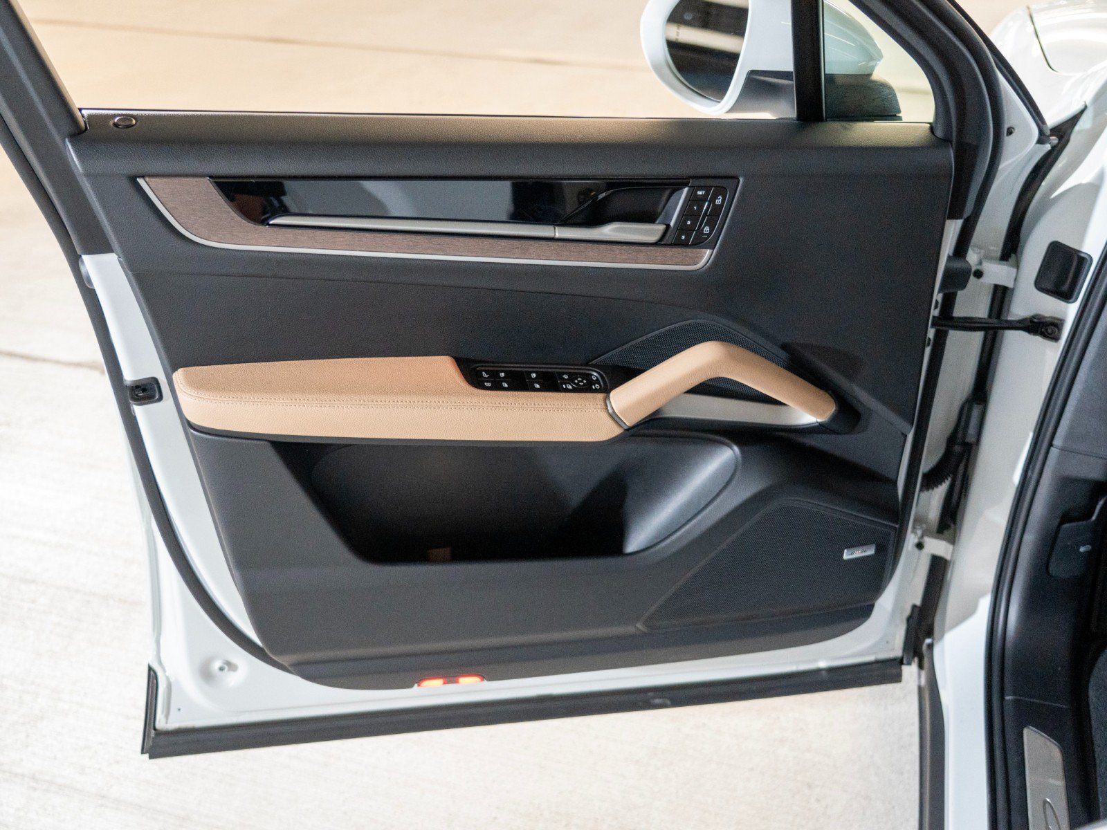 Certified 2025 Porsche Cayenne Coupe AWD/4WD image 18
