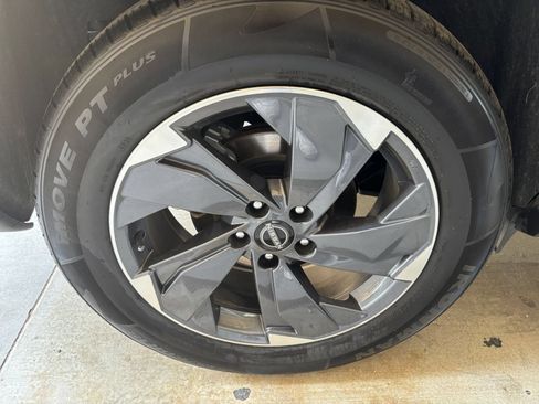 Used 2025 Nissan Rogue SV FWD image 32