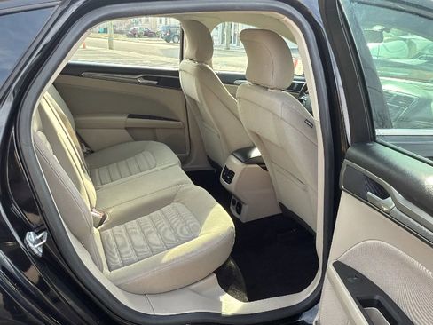 Used 2018 Ford Fusion SE image 25