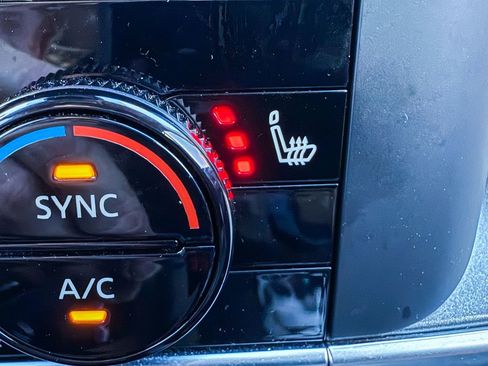 Used 2024 Nissan Rogue SV w/ SV Premium Package image 13