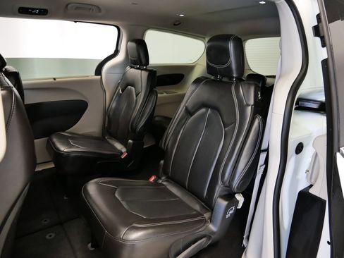 Used 2024 Chrysler Pacifica Touring-L image 8