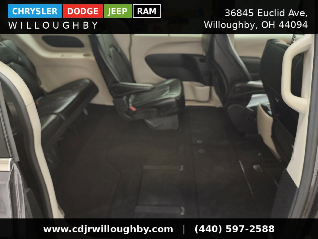 Used 2023 Chrysler Pacifica Touring-L AWD/4WD image 33