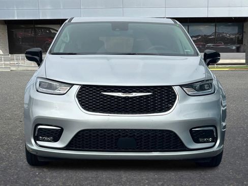 Used 2024 Chrysler Pacifica Touring-L image 11