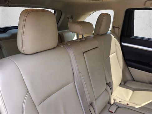 Used 2019 Toyota Highlander XLE FWD image 21