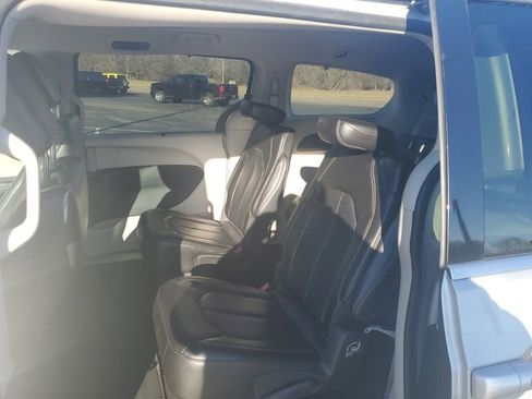 Used 2023 Chrysler Pacifica Touring-L image 6