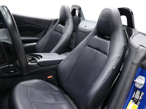 Used 2023 Aston Martin V8 Vantage Roadster RWD image 3