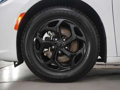 Used 2024 Chrysler Pacifica Limited image 30