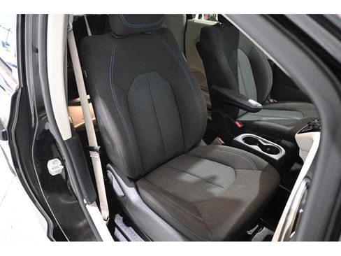 Used 2021 Chrysler Pacifica Touring w/ Cold Weather Group FWD image 16