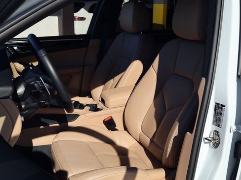 New 2024 Porsche Macan 4 Electric image 5