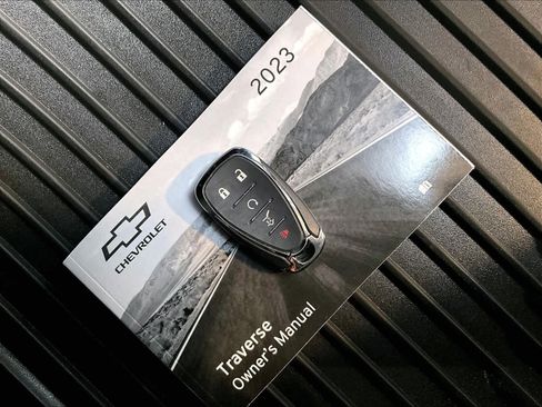 Used 2023 Chevrolet Traverse LT image 32