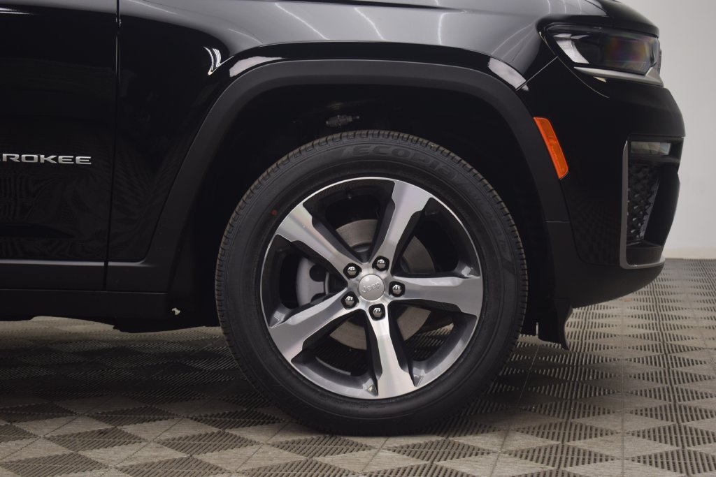 New 2026 Jeep Grand Cherokee Limited w/ Luxury Tech Group II AWD/4WD image 7