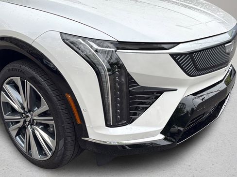 Certified 2025 Cadillac Optiq Luxury 2 AWD/4WD image 12