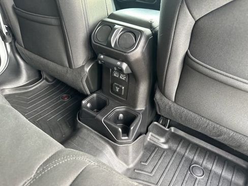 Used 2018 Jeep Wrangler Unlimited Sahara AWD/4WD image 13