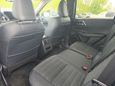 Used 2025 Mitsubishi Outlander AWD image 24