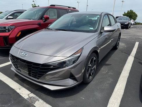 Used 2023 Hyundai Elantra SEL w/ Convenience Package FWD image 3