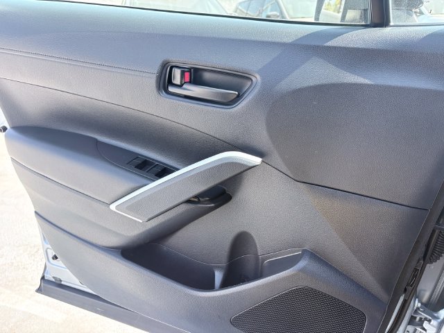 Used 2025 Toyota Corolla Cross LE FWD image 12