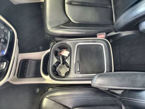 Used 2023 Chrysler Pacifica Touring-L FWD image 21
