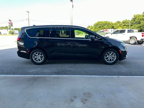 Used 2025 Chrysler Pacifica Select FWD image 3