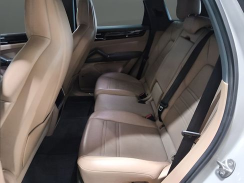 Used 2020 Porsche Cayenne w/ Premium Package AWD/4WD image 35